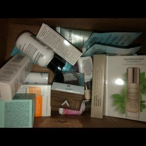Assorted box of 2019 skincare minis! Perfect 🎁✈️